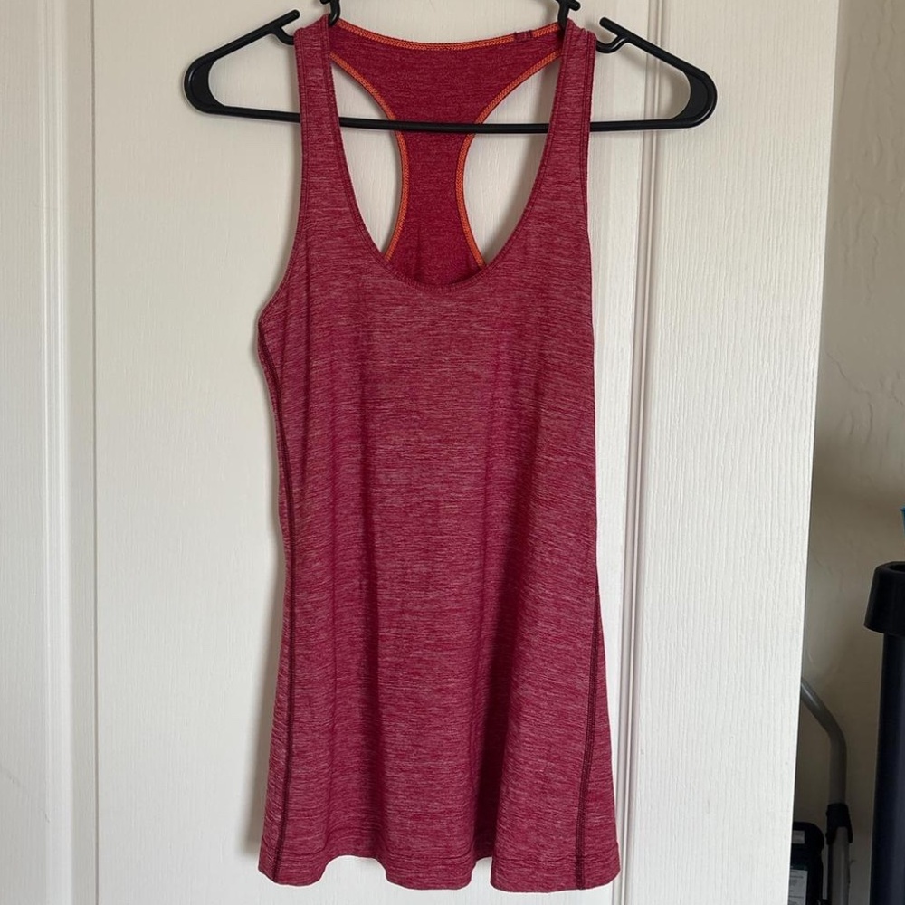 Lululemon tank in great condition! 14 inches out to pit. Soft!